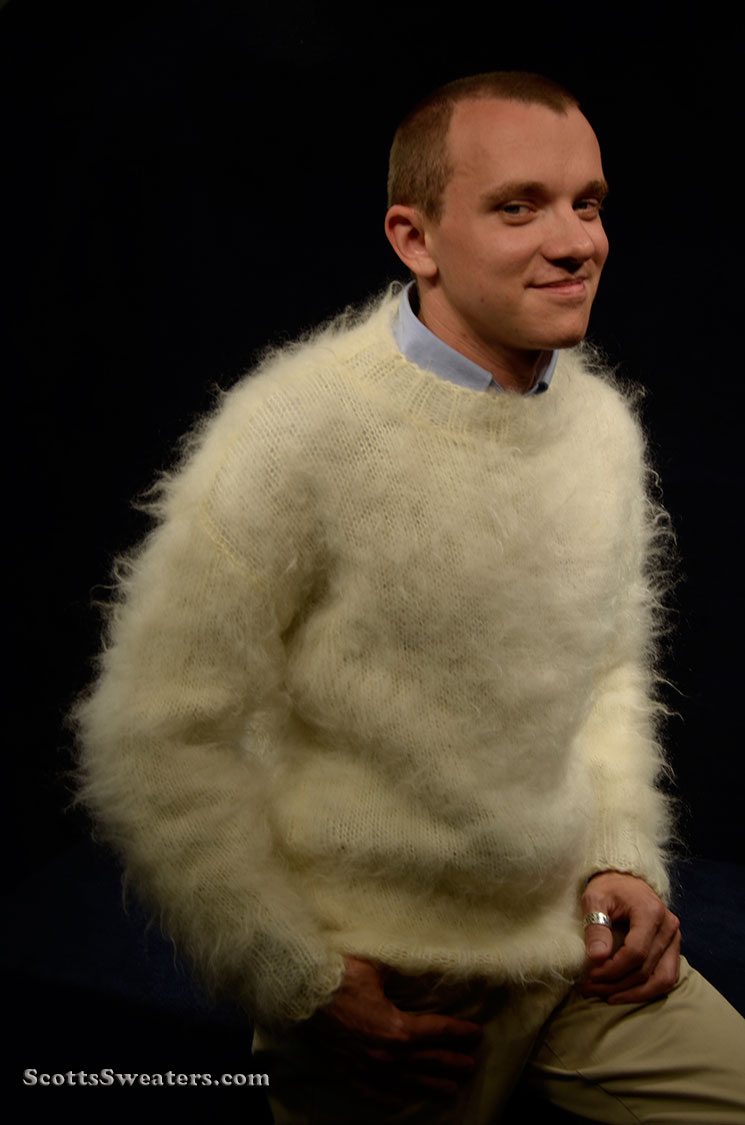 613-061 Long-Fiber Extra-Fuzzy Crewneck Hand-Knit Mohair Sweater