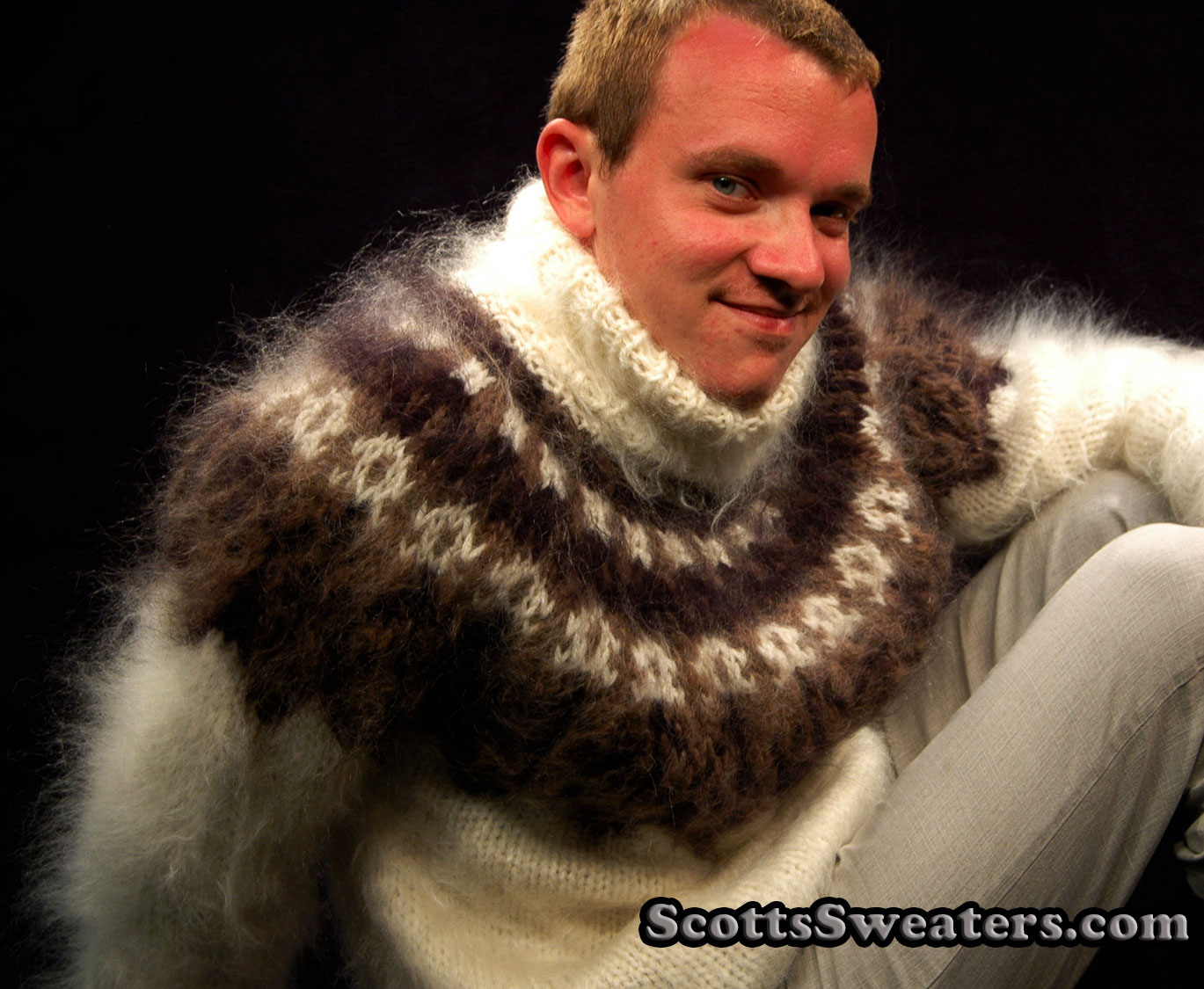 700-099 New Fuzzy Turtleneck Mohair Sweater